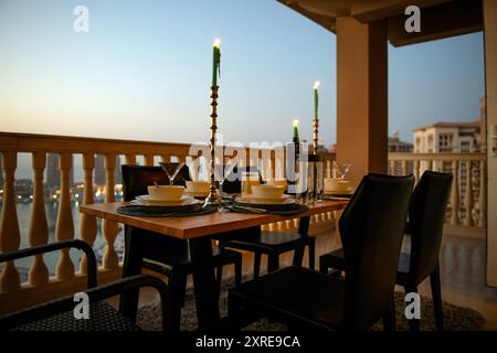 Table de dîner en terrasse Pearl Qatar Porto Arabia. Dîner aux chandelles Banque D'Images