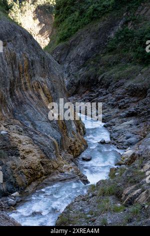 rivière le long du Salkantay Trek Banque D'Images