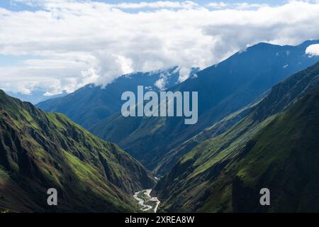 Andes péruviennes, une vallée de montagne majestueuse Banque D'Images