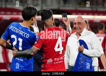 Monza, Italie. 9 août 2024. Armando Izzo (AC Monza) et Samuel Pizzignacco (AC Monza) célèbrent la victoire avec Adriano Galliani (AD AC Monza) lors du match de football Coupe d'Italie, Coppa Italia 2025 entre l'AC Monza et le FC Sudtirol le 9 août 2024 au stade U-Power de Monza, Italie. Crédit : Luca Rossini/E-Mage/Alamy Live News Banque D'Images