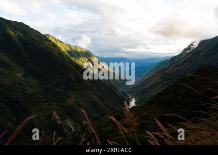 Andes péruviennes, une vallée de montagne majestueuse Banque D'Images