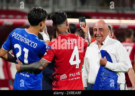 Monza, Italie. 9 août 2024. Armando Izzo (AC Monza) et Samuel Pizzignacco (AC Monza) célèbrent la victoire avec Adriano Galliani (AD AC Monza) lors de l'AC Monza vs FC Sudtirol, match de football italien Coppa Italia à Monza, Italie, 09 août 2024 crédit : Agence photo indépendante/Alamy Live News Banque D'Images