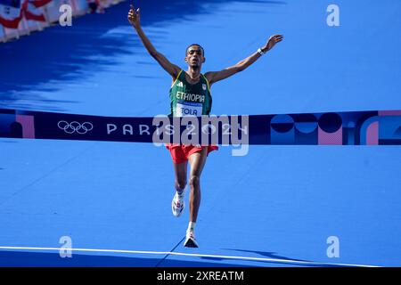 Paris, France. 10 août 2024. Tamirat Tola, éthiopien, franchit la ligne d'arrivée pour remporter la médaille d'or du marathon masculin aux Jeux Olympiques d'été de Paris 2024 à Paris, France, le samedi 10 août 2024. Photo de Paul Hanna/UPI crédit : UPI/Alamy Live News Banque D'Images