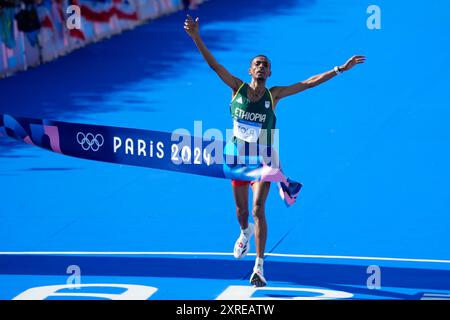 Paris, France. 10 août 2024. Tamirat Tola, éthiopien, franchit la ligne d'arrivée pour remporter la médaille d'or du marathon masculin aux Jeux Olympiques d'été de Paris 2024 à Paris, France, le samedi 10 août 2024. Photo de Paul Hanna/UPI crédit : UPI/Alamy Live News Banque D'Images