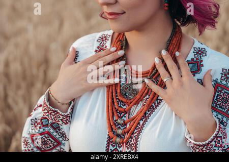 Femme portant le collier traditionnel de bijoux Antique. Costume national de l'Ukraine Banque D'Images