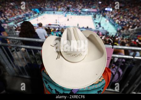 Paris, France. 10 août 2024. Julien Mattia/le Pictorium - Eiffel Tower Arena - Paris 2024 - 10/08/2024 - France/Ile-de-France (région)/Paris - Un homme portant un chapeau mexicain contemple le coucher de soleil sur la Tour Eiffel Arena pendant les Jeux Olympiques de Paris 2024 crédit : LE PICTORIUM/Alamy Live News Banque D'Images