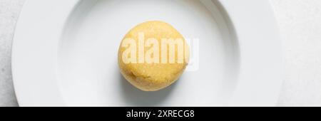 Vue aérienne d'EBA sur une plaque blanche, garri nigérian, vue de dessus de garri jaune sur une plaque blanche Banque D'Images