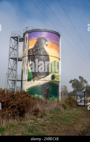 Un aigle de Tasmanie peint à queue compensée sur un haut rond peint de 14 mètres de haut Avoca Water Tower vu sur l'Esk Highway dans la petite ville d'Avoca au t Banque D'Images