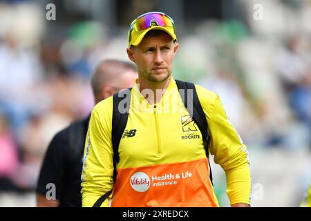 Southampton, Royaume-Uni. 10 août 2024. Joe Root entre sur le terrain lors du Hundred Women's match entre Southern Brave et Trent Rockets au Utilita Bowl. Crédit : Dave Vokes/Alamy Live News Banque D'Images