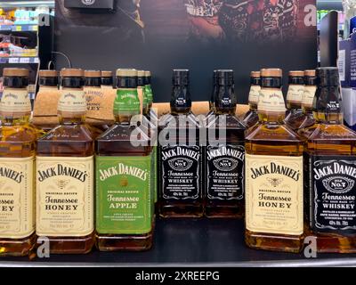 Une rangée de bouteilles de whisky de Jack Daniel sur une étagère. Les bouteilles sont en différentes couleurs et tailles Banque D'Images