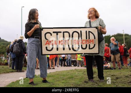 Stroud, Royaume-Uni, 10 août 2024. Arrêtez la journée nationale de protestation d'extrême droite. Des centaines d’antifascistes se rassemblent pour manifester leur solidarité contre les émeutes d’extrême droite au Royaume-Uni ces derniers jours. Gloucestershire. Crédit : Gary Learmonth / Alamy Live News Banque D'Images