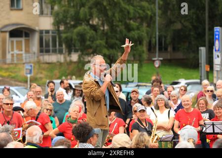 Stroud, Royaume-Uni, 10 août 2024. Arrêtez la journée nationale de protestation d'extrême droite. Simon Opher, député travailliste nouvellement élu de Stroud, s’adresse au rassemblement antifasciste pour montrer sa solidarité contre les émeutes d’extrême droite au Royaume-Uni ces derniers jours. Gloucestershire. Crédit : Gary Learmonth / Alamy Live News Banque D'Images