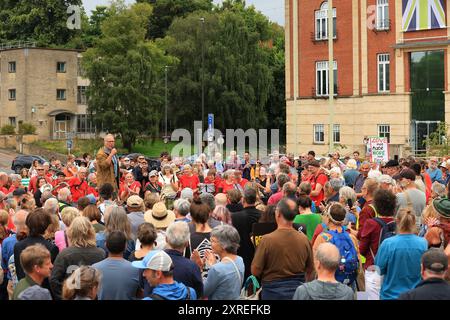 Stroud, Royaume-Uni, 10 août 2024. Arrêtez la journée nationale de protestation d'extrême droite. Simon Opher, député travailliste nouvellement élu de Stroud, s’adresse au rassemblement antifasciste pour montrer sa solidarité contre les émeutes d’extrême droite au Royaume-Uni ces derniers jours. Gloucestershire. Crédit : Gary Learmonth / Alamy Live News Banque D'Images