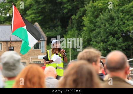 Stroud, Royaume-Uni, 10 août 2024. Arrêtez la journée nationale de protestation d'extrême droite. Midge Purcell Stroud Against Racism s'adresse au rassemblement anti-fascistes pour montrer sa solidarité contre les émeutes d'extrême droite au Royaume-Uni ces derniers jours. Gloucestershire. Crédit : Gary Learmonth / Alamy Live News Banque D'Images