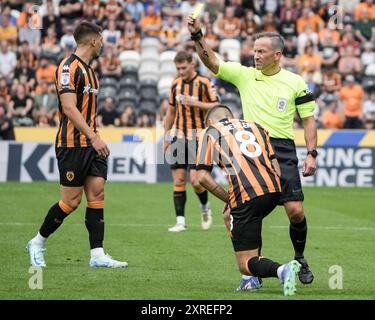 HULL, ROYAUME-UNI. 10 août 2024. Championnat EFL : Hull City AFC v Bristol City. Joe Williams de Bristol City a montré un carton jaune par l'arbitre Mr K Stroud pour une faute sur Marvin Mehlem de Hull City. Crédit Paul Whitehurst/PBW Media/Alamy Live News Banque D'Images