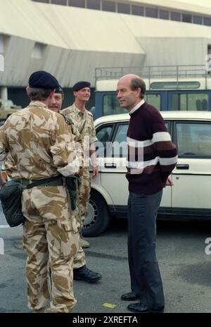 Première Guerre du Golfe : 6 mars 1991 L'ambassadeur britannique Michael Weston discute avec des soldats britanniques à l'aéroport international de Koweït en attendant l'arrivée du premier ministre John Major. Banque D'Images