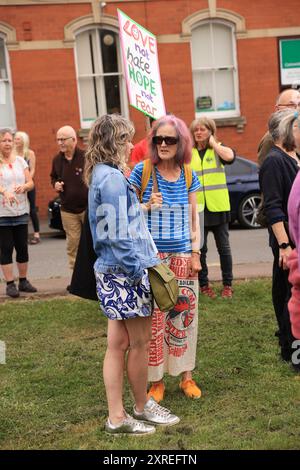 Stroud, Royaume-Uni, 10 août 2024. Arrêtez la journée nationale de protestation d'extrême droite. Des centaines d’antifascistes se rassemblent pour manifester leur solidarité contre les émeutes d’extrême droite au Royaume-Uni ces derniers jours. Gloucestershire. Crédit : Gary Learmonth / Alamy Live News Banque D'Images