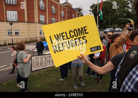 Stroud, Royaume-Uni, 10 août 2024. Arrêtez la journée nationale de protestation d'extrême droite. Des centaines d’antifascistes se rassemblent pour manifester leur solidarité contre les émeutes d’extrême droite au Royaume-Uni ces derniers jours. Gloucestershire. Crédit : Gary Learmonth / Alamy Live News Banque D'Images