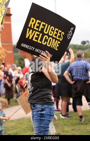 Stroud, Royaume-Uni, 10 août 2024. Arrêtez la journée nationale de protestation d'extrême droite. Des centaines d’antifascistes se rassemblent pour manifester leur solidarité contre les émeutes d’extrême droite au Royaume-Uni ces derniers jours. Gloucestershire. Crédit : Gary Learmonth / Alamy Live News Banque D'Images