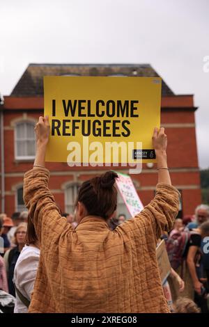 Stroud, Royaume-Uni, 10 août 2024. Arrêtez la journée nationale de protestation d'extrême droite. Des centaines d’antifascistes se rassemblent pour manifester leur solidarité contre les émeutes d’extrême droite au Royaume-Uni ces derniers jours. Gloucestershire. Crédit : Gary Learmonth / Alamy Live News Banque D'Images