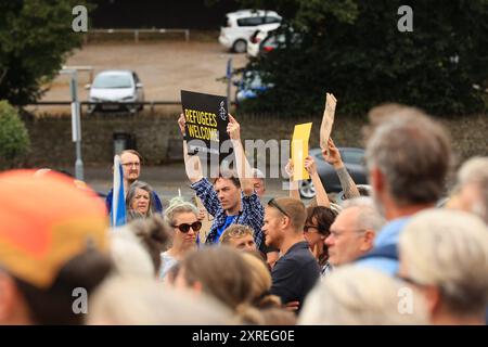 Stroud, Royaume-Uni, 10 août 2024. Arrêtez la journée nationale de protestation d'extrême droite. Des centaines d’antifascistes se rassemblent pour manifester leur solidarité contre les émeutes d’extrême droite au Royaume-Uni ces derniers jours. Gloucestershire. Crédit : Gary Learmonth / Alamy Live News Banque D'Images