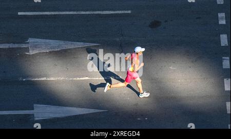 Paris, France. 10 août 2024. Un athlète participe au marathon masculin d'athlétisme aux Jeux Olympiques de Paris 2024 à Paris, France, le 10 août 2024. Crédit : Jiang Wenyao/Xinhua/Alamy Live News Banque D'Images