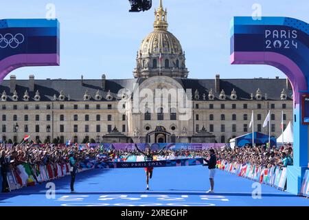 Paris, France. 10 août 2024. Tamirat Tola, éthiopien, franchit la ligne d'arrivée pour remporter la médaille d'or du marathon masculin aux Jeux Olympiques d'été de Paris 2024 à Paris, France, le samedi 10 août 2024. Photo de Giancarlo Colombo/UPI crédit : UPI/Alamy Live News Banque D'Images