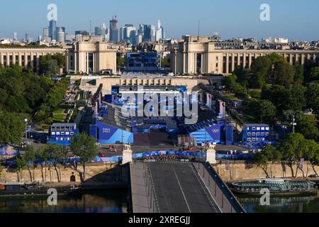 Paris, France. 10 août 2024. Les athlètes concourent lors du marathon masculin d'athlétisme aux Jeux Olympiques de Paris 2024 à Paris, France, le 10 août 2024. Crédit : Jiang Wenyao/Xinhua/Alamy Live News Banque D'Images