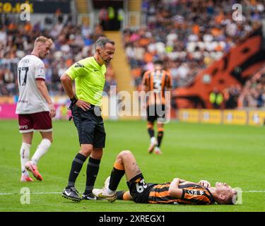 HULL, ROYAUME-UNI. 10 août 2024. Championnat EFL : Hull City AFC v Bristol City. Arbitre M. K Stroud, pas impressionné par Matty Jacob de Hull City. Crédit Paul Whitehurst/PBW Media/Alamy Live News Banque D'Images