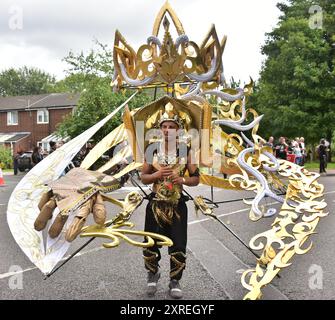 Manchester, Royaume-Uni, 10 août 2024. Le défilé du carnaval des Caraïbes de Manchester, une célébration de la diaspora caribéenne et africaine, fait son chemin à travers le sud de Manchester, commençant et se terminant à Alexandra Park à Moss Side, où le Carnaval dans le parc célébrations de divertissement et de musique live ont lieu. C'est la 52ème année du défilé. Crédit : Terry Waller/Alamy Live News Banque D'Images