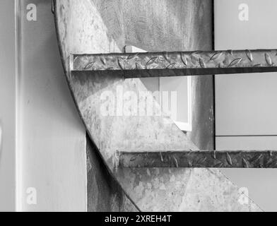 Marches industrielles en tôle d'acier d'escalier à l'intérieur d'une maison Banque D'Images