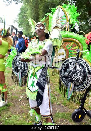 Manchester, Royaume-Uni, 10 août 2024. Le défilé du carnaval des Caraïbes de Manchester, une célébration de la diaspora caribéenne et africaine, fait son chemin à travers le sud de Manchester, commençant et se terminant à Alexandra Park à Moss Side, où le Carnaval dans le parc célébrations de divertissement et de musique live ont lieu. C'est la 52ème année du défilé. Crédit : Terry Waller/Alamy Live News Banque D'Images