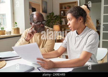 Discuter des documents financiers au siège social Banque D'Images