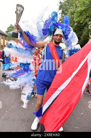 Manchester, Royaume-Uni, 10 août 2024. Le défilé du carnaval des Caraïbes de Manchester, une célébration de la diaspora caribéenne et africaine, fait son chemin à travers le sud de Manchester, commençant et se terminant à Alexandra Park à Moss Side, où le Carnaval dans le parc célébrations de divertissement et de musique live ont lieu. C'est la 52ème année du défilé. Crédit : Terry Waller/Alamy Live News Banque D'Images