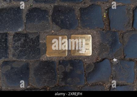 Stolpersteine, (pietre d'inciampo), petites pierres en laiton pour rappeler les victimes du nazisme et du fascisme en Europe, Campo dei Fiori, Rome, Italie Banque D'Images