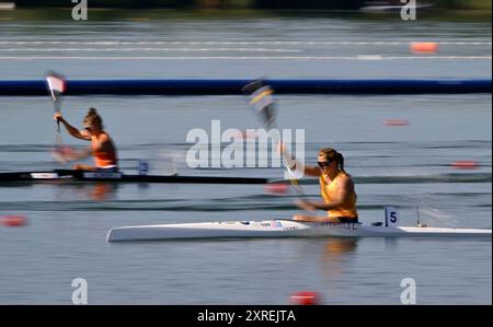 Paris, France. 10 août 2024. Jeux Olympiques de Paris 2024. Canoë sprint. Stade nautique olympique. Paris. Une photo panoramique à vitesse d'obturation lente de Linnea Stensils (SWE) avec Selma Konijn (NED) en arrière-plan dans la compétition de canoë Sprint pendant les Jeux olympiques de Paris 2024 au stade olympique nautique, France. Crédit : Sport in Pictures/Alamy Live News Banque D'Images