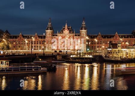 AMSTERDAM, PAYS-BAS -12 AVRIL 2024 façade de la gare centrale de la ville d'Amsterdam la nuit. Pays-Bas. Banque D'Images
