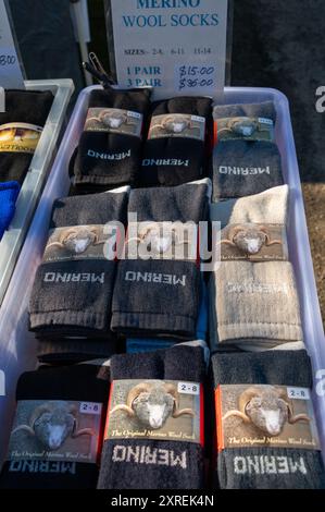 Chaussettes en laine mérinos en vente sur un étal de marché au centre du marché hebdomadaire du village du dimanche dans la pittoresque ville historique d'Evendale à côté de t Banque D'Images