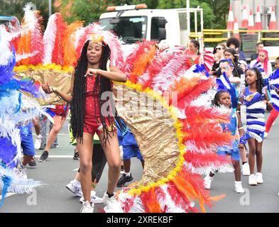 Manchester, Royaume-Uni, 10 août 2024. Le défilé du carnaval des Caraïbes de Manchester, une célébration de la diaspora caribéenne et africaine, fait son chemin à travers le sud de Manchester, commençant et se terminant à Alexandra Park à Moss Side, où le Carnaval dans le parc célébrations de divertissement et de musique live ont lieu. C'est la 52ème année du défilé. Crédit : Terry Waller/Alamy Live News Banque D'Images