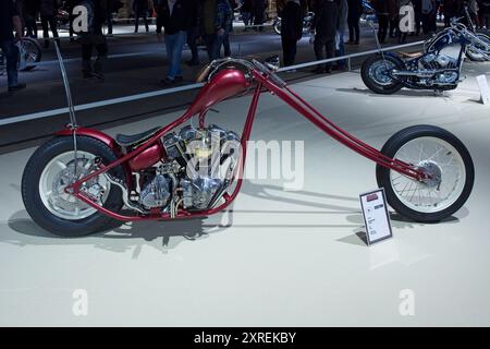 Pasila, Helsinki, Finlande – 3 février 2024 : une moto de pelle personnalisée exposée au salon MP 24 Motorcycle Fair au Messukeskus Helsinki. Banque D'Images