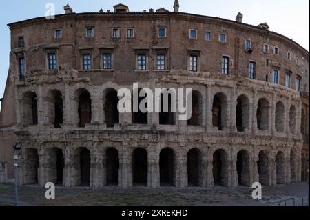 Théâtre de Marcellus, ancien théâtre en plein air à Rome, Italie. Édifice antique dans le rione de Sant'Angelo Banque D'Images