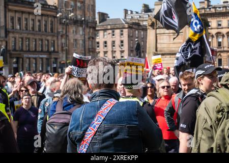 Glasgow, Écosse, Royaume-Uni. 10 août 2024 : les gens se rassemblent à George Square pour un rassemblement Stop à l'extrême droite en soutien à une journée nationale de protestation. La désinformation en ligne concernant la mort de trois jeunes filles à Southport a déclenché des manifestations anti-immigration et des émeutes à travers le Royaume-Uni. Crédit : Skully/Alamy Live News Banque D'Images