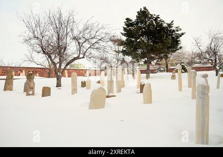 Un vieux cimetière musulman sous la neige en hiver Banque D'Images