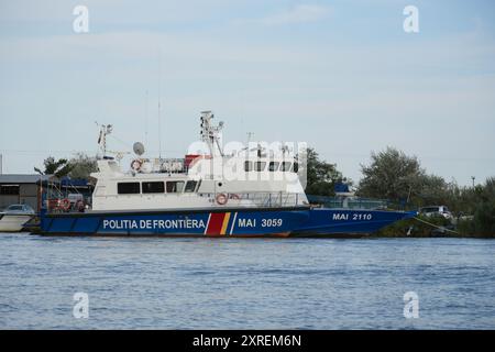 Patrouille roumaine de la police des frontières sur le Danube à Sulina, Roumanie Banque D'Images