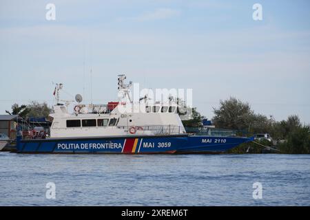 Patrouille roumaine de la police des frontières sur le Danube à Sulina, Roumanie Banque D'Images