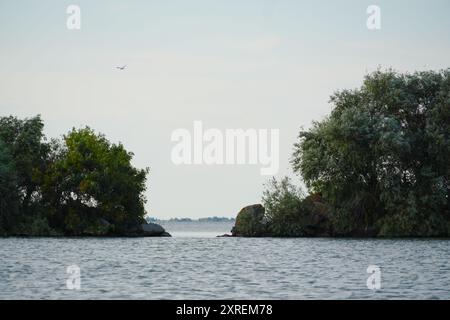 Vue sur la mer Noire à travers une ouverture naturelle dans le bras de Sulina, Roumanie Banque D'Images