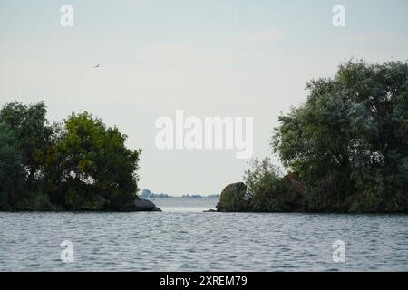 Vue sur la mer Noire à travers une ouverture naturelle dans le bras de Sulina, Roumanie Banque D'Images