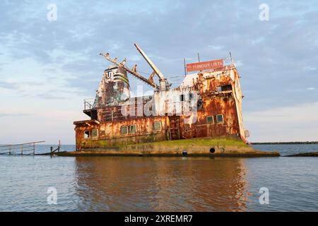 Gros plan de Rusty Shipwreck MV Turgut Usta au coucher du soleil, mer Noire, Roumanie Banque D'Images
