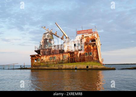 Gros plan de Rusty Shipwreck MV Turgut Usta au coucher du soleil, mer Noire, Roumanie Banque D'Images