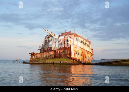 Rusty Shipwreck MV Turgut Usta reflétant dans l'eau au coucher du soleil, mer Noire, Roumanie Banque D'Images